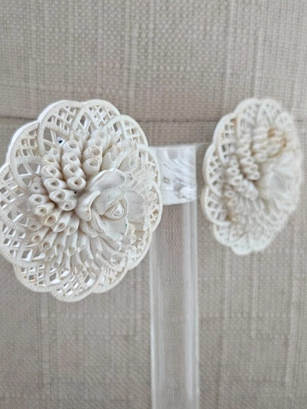 Vintage Earrings Round Flower Shape Plastic Fashion Jewelry Stud Earrings White - Picture 3 of 11